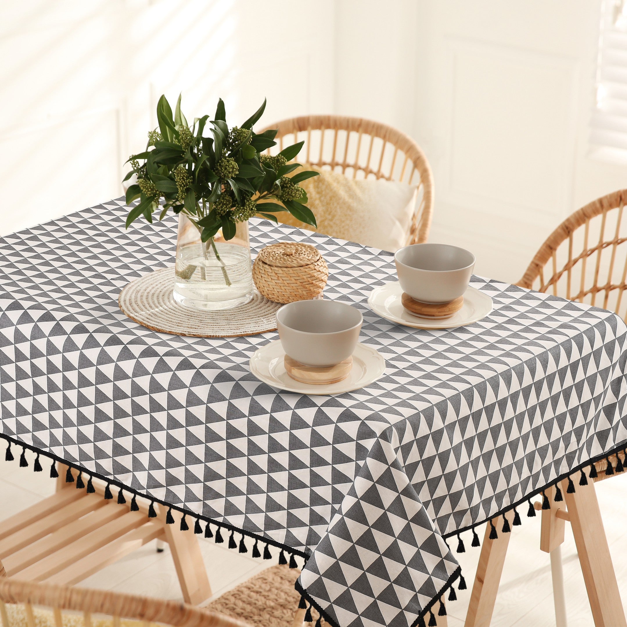 A Comprehensive Guide to Choosing the Right Material for Table Covers